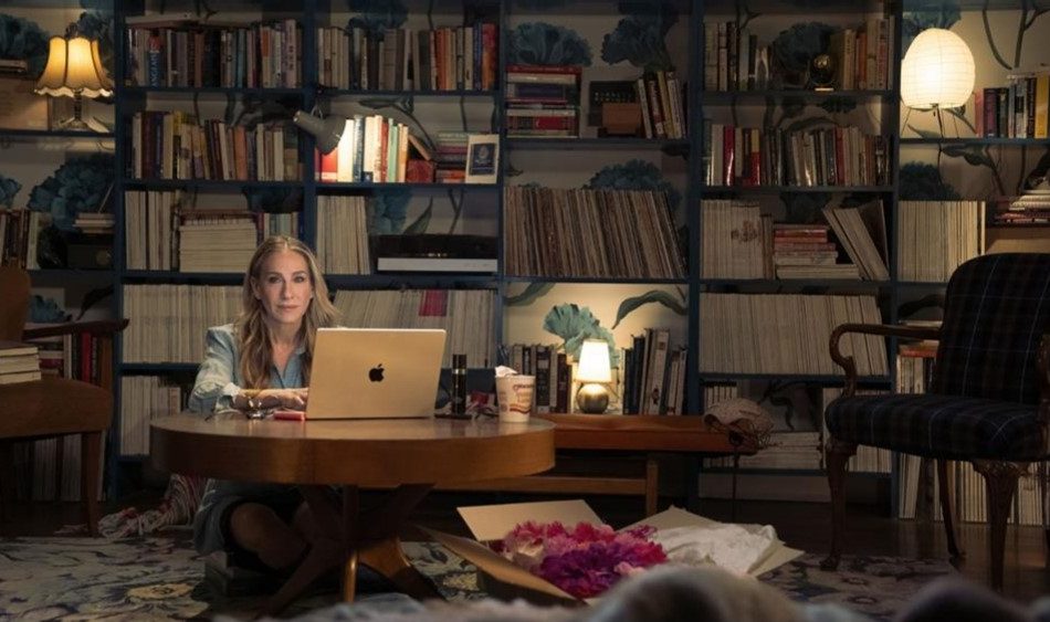 Carrie Bradshaw (Sarah Jessica Parker) with her new Apple laptop in "And Just Like That" directed by Michael Patrick King, produced by HBO Max